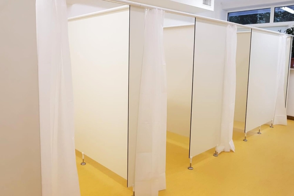 Czym są ścianki giszetowe? Nowoczesne rozwiązanie do pomieszczeń sanitarnych