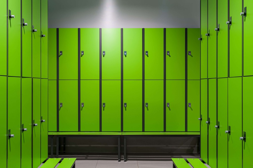 Dlaczego warto zainwestować w solidne szafki basenowe?