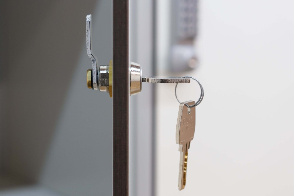 Jakie wybrać zamki do szafek z HPL? Przegląd rozwiązań stosowanych przez ATJ System