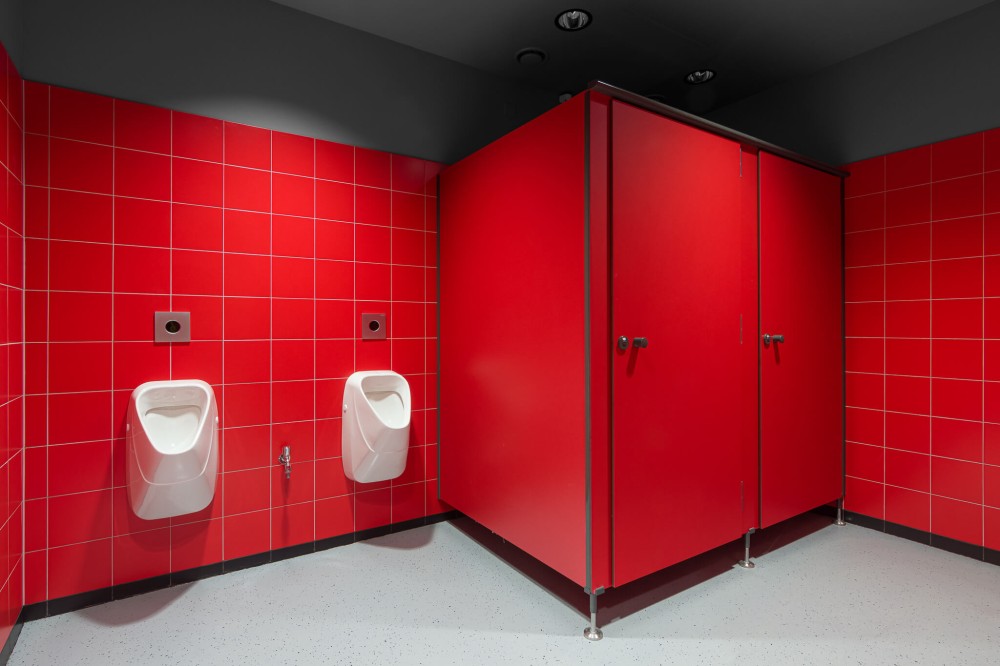 Kabiny sanitarne szyte na miarę – jak dobrać kolory i dodatki do wnętrza?