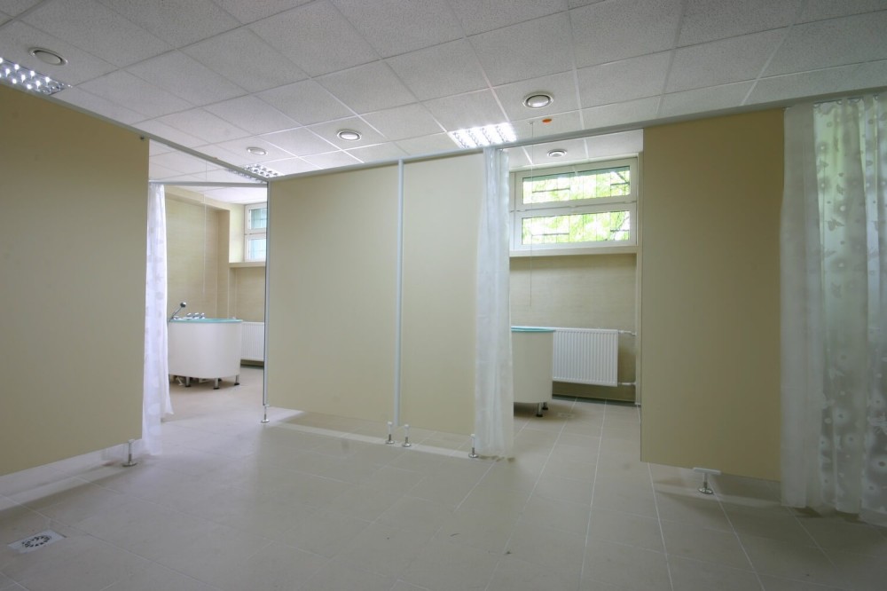 Ścianki z laminatu HPL – uniwersalne rozwiązanie do wymagających wnętrz i przestrzeni publicznych