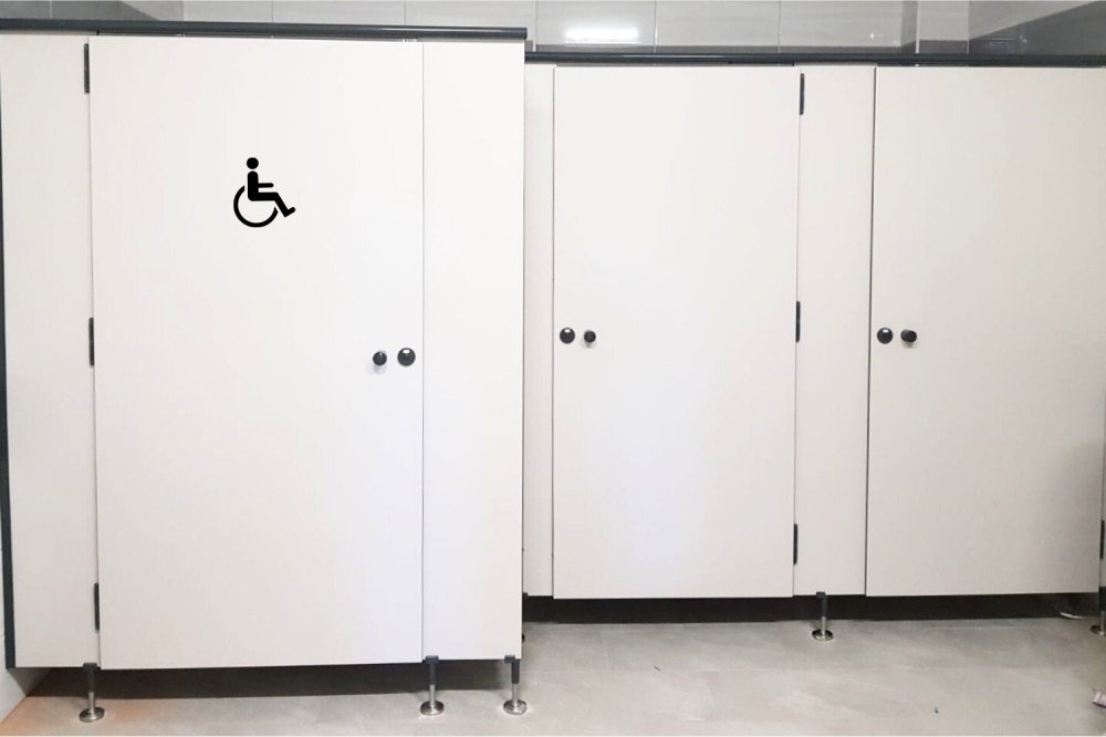 Toaleta dla niepełnosprawnych – wymiary, przepisy, wytyczne. Kompletny poradnik dla inwestorów i architektów